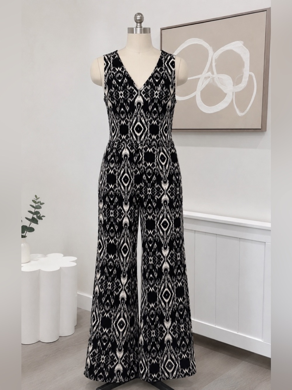 BOLD elements Black & Cream Geometric V‑Neck Jumpsuit
